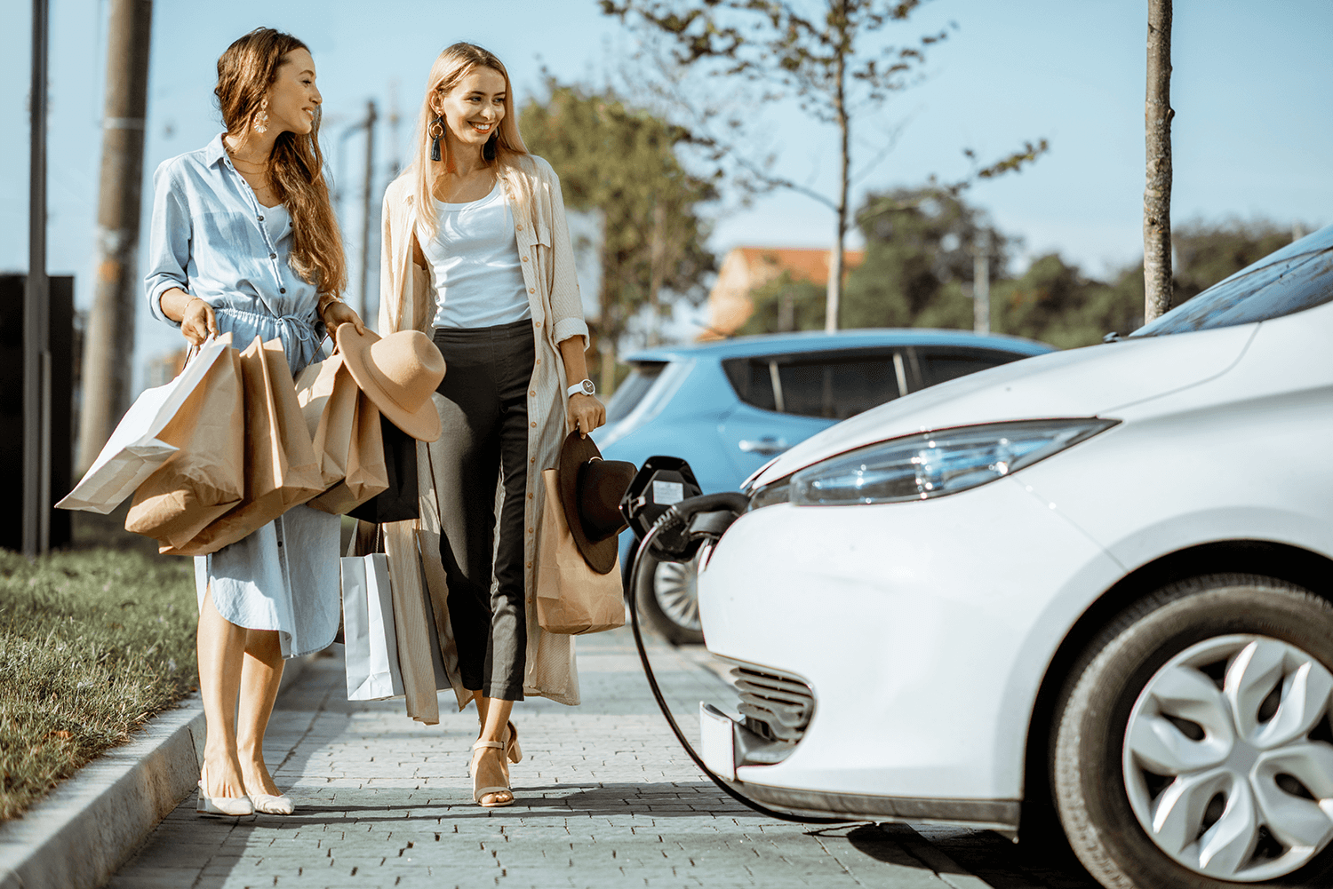 women-shopping-with-ev